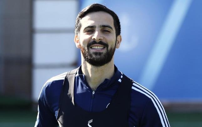 Futbolçusu idi, indi köməkçisidir