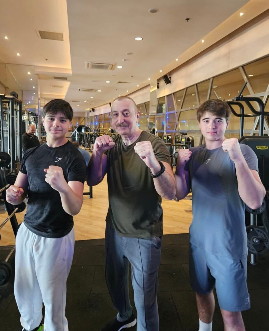 Prezident nəvələri ilə idman zalında