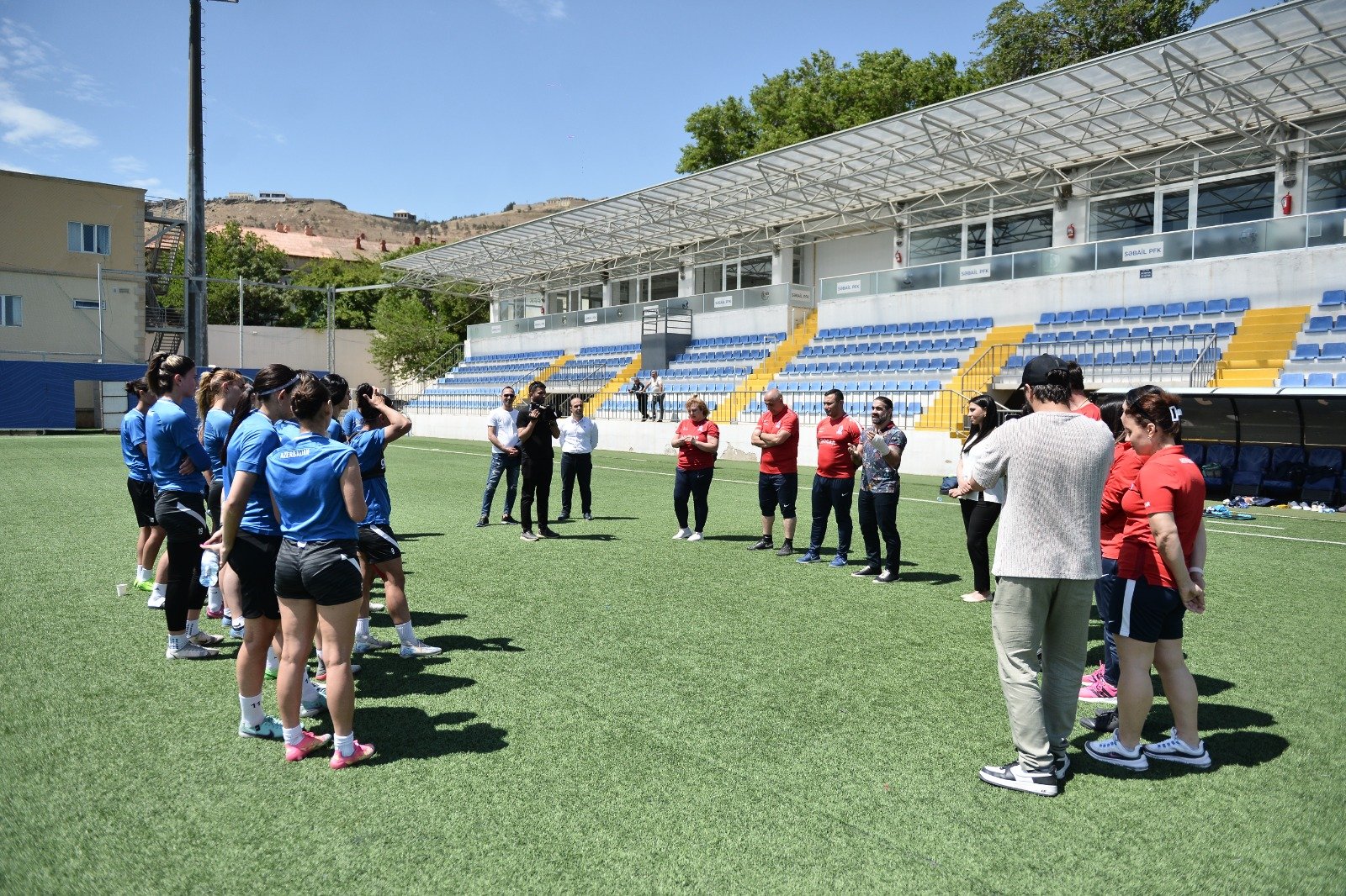 Rafael Ağayev qadın futbolçuların məşqini izlədi, azarkeşlərə səsləndi