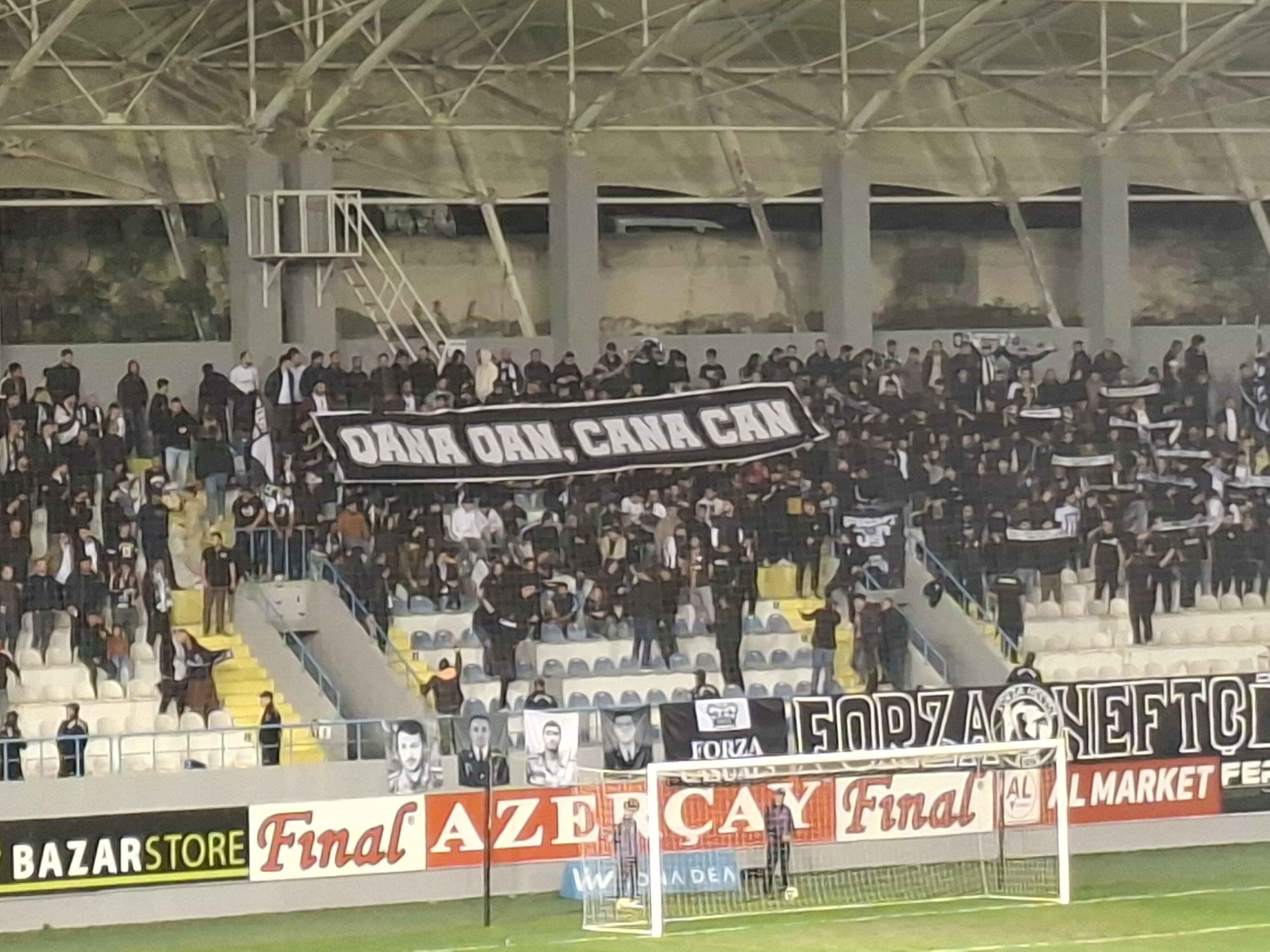 "Qana qan, cana can" - "Neftçi" azarkeşləri PANKART AÇDI - FOTO